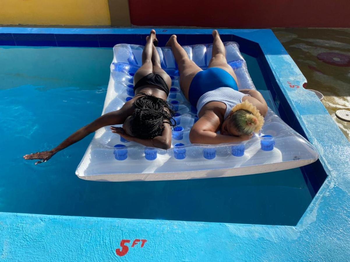 Paradise Villa Shared Onsite Private Pool Onsite Gym オーチョ・リオス エクステリア 写真