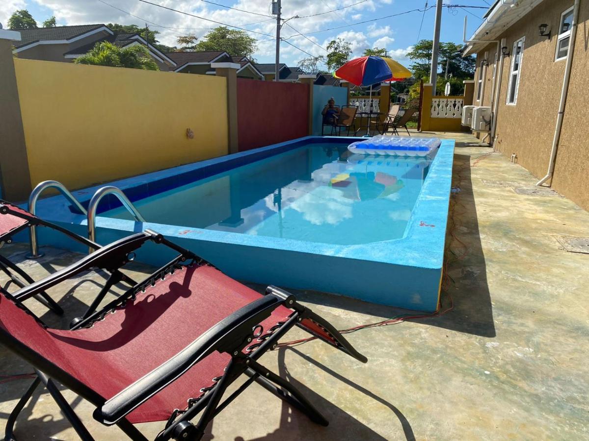 Paradise Villa Shared Onsite Private Pool Onsite Gym オーチョ・リオス エクステリア 写真